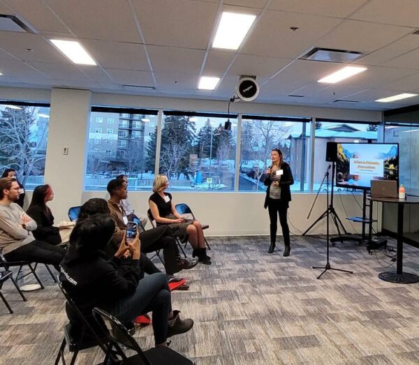 Elena Esina, R2SI fellow, delivering her pitch about Shift to Learn
